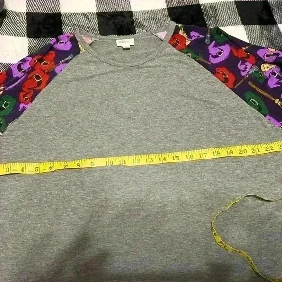 Lularoe Women’s 3X NWT Gray 3/4 length Tshirt with witches hats on the sleeves - Picture 5 of 6